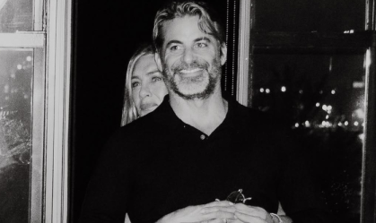 Jennifer Aniston "assume" novo namorado nas redes sociais; saiba quem é