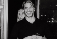 Jennifer Aniston "assume" novo namorado nas redes sociais; saiba quem é