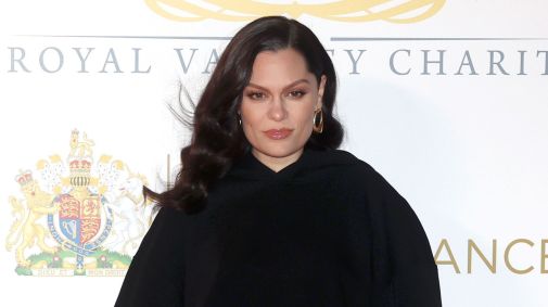 Jessie J escolheu um moletom preto e largo para o Royal Variety Performance de 2025
