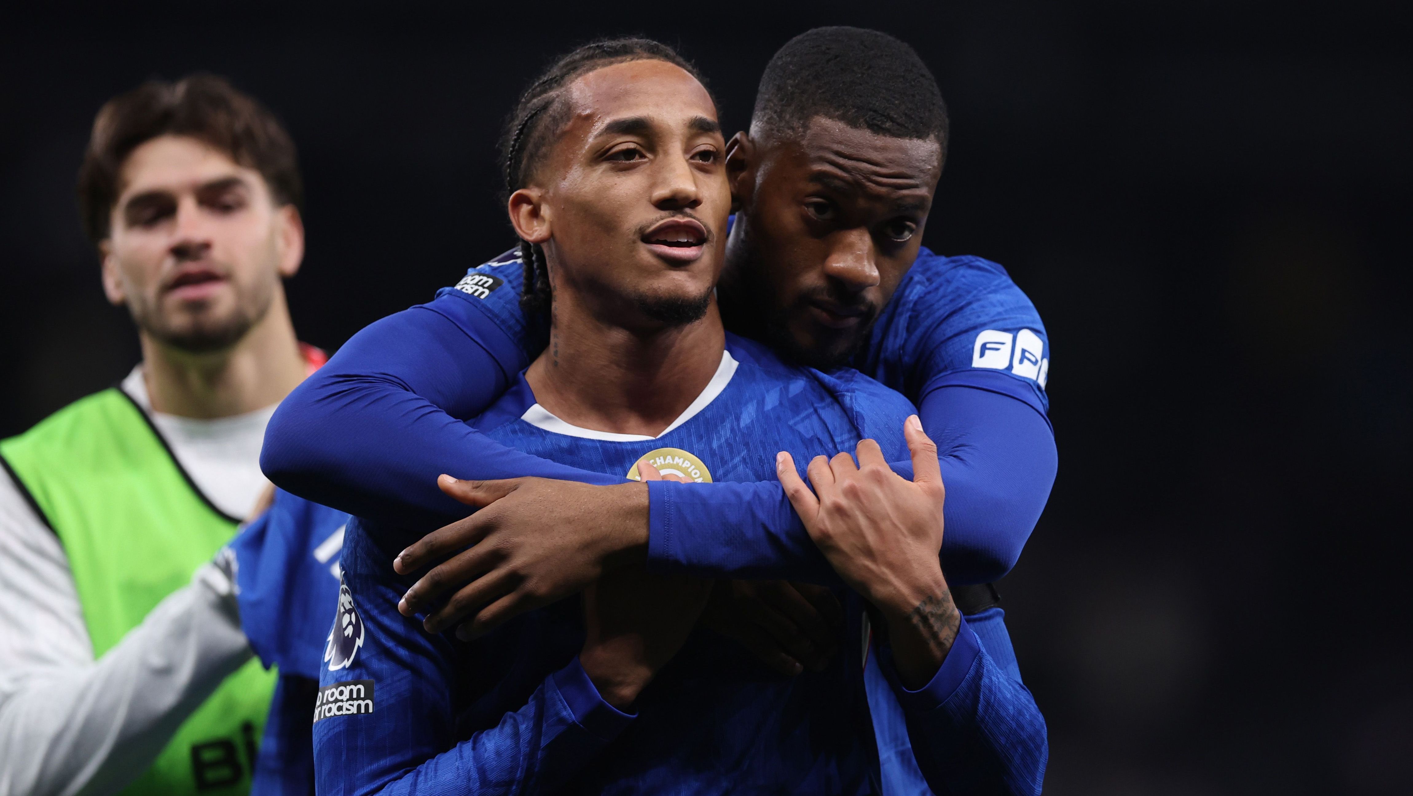 João Pedro é abraçado pelo companheiro Adarabioyo na vitória do Chelsea contra o Tottenham