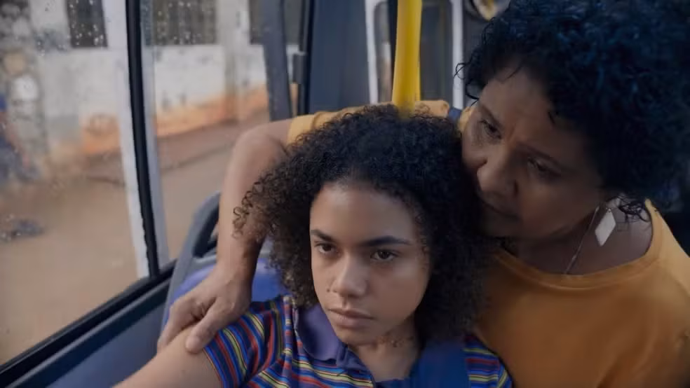 "Três Graças": Joélly desmaia em ônibus e teme perder bebê