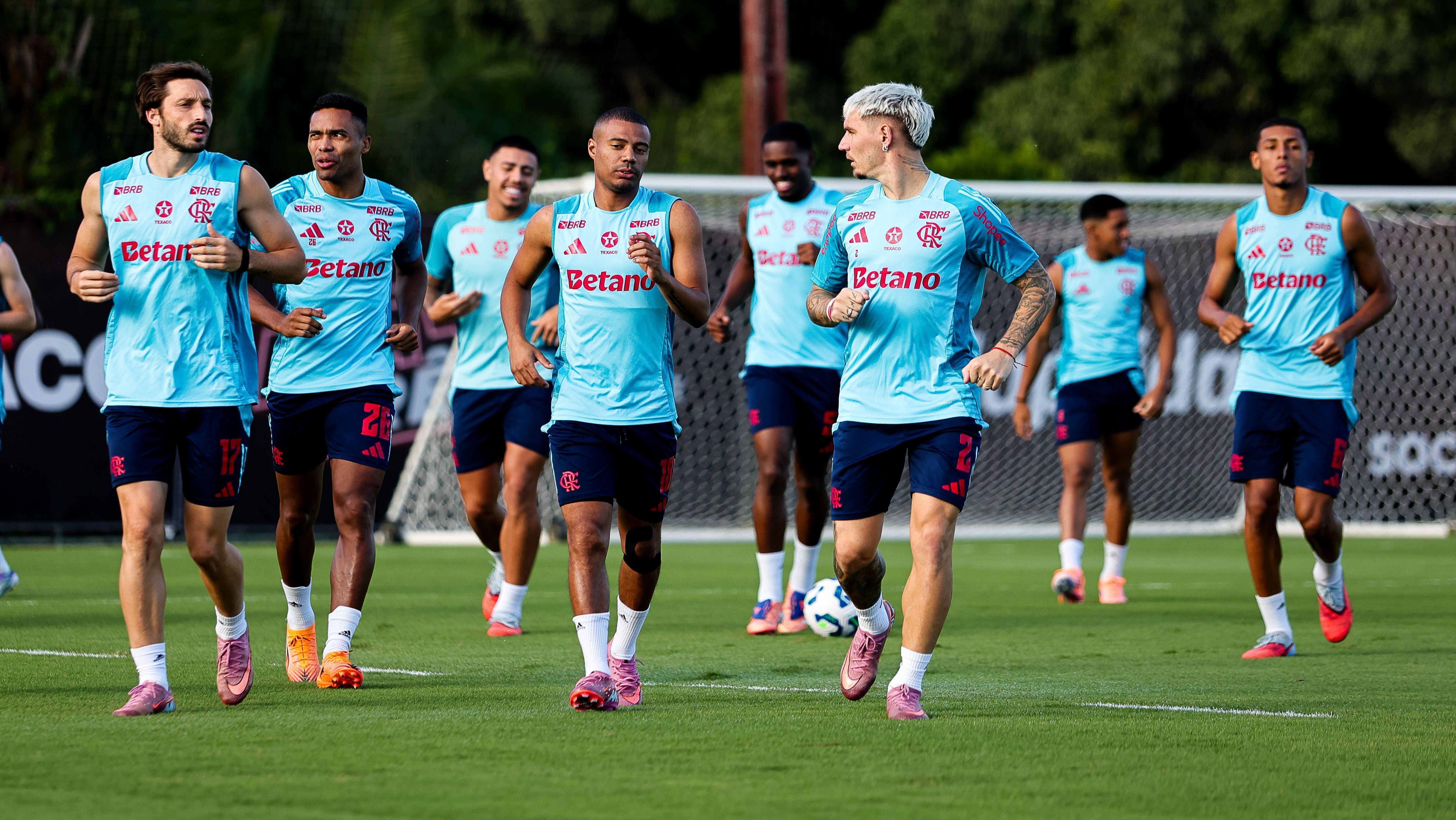 Jogadores do Flamengo em treinamento