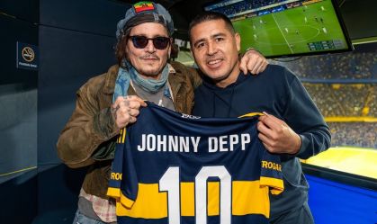 Johnny Depp assiste a vitória do Boca e ganha camisa personalizada