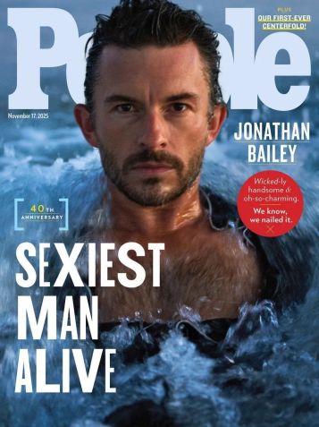 Jonathan Bailey estampa a capa da revista People • Divulgação