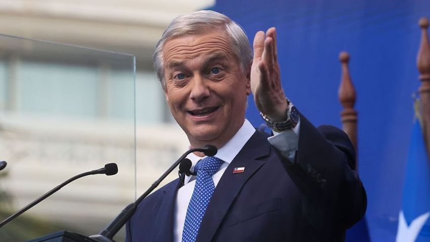Ultra-right presidential candidate José Antonio Kast speaks to thousands of supporters at a rally in Chile • Cristobal Basaure Araya/SOPA Images/LightRocket via Getty Images