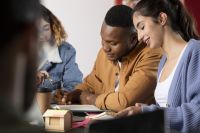 Desigualdade educacional entre negros e brancos persiste apesar de avanços