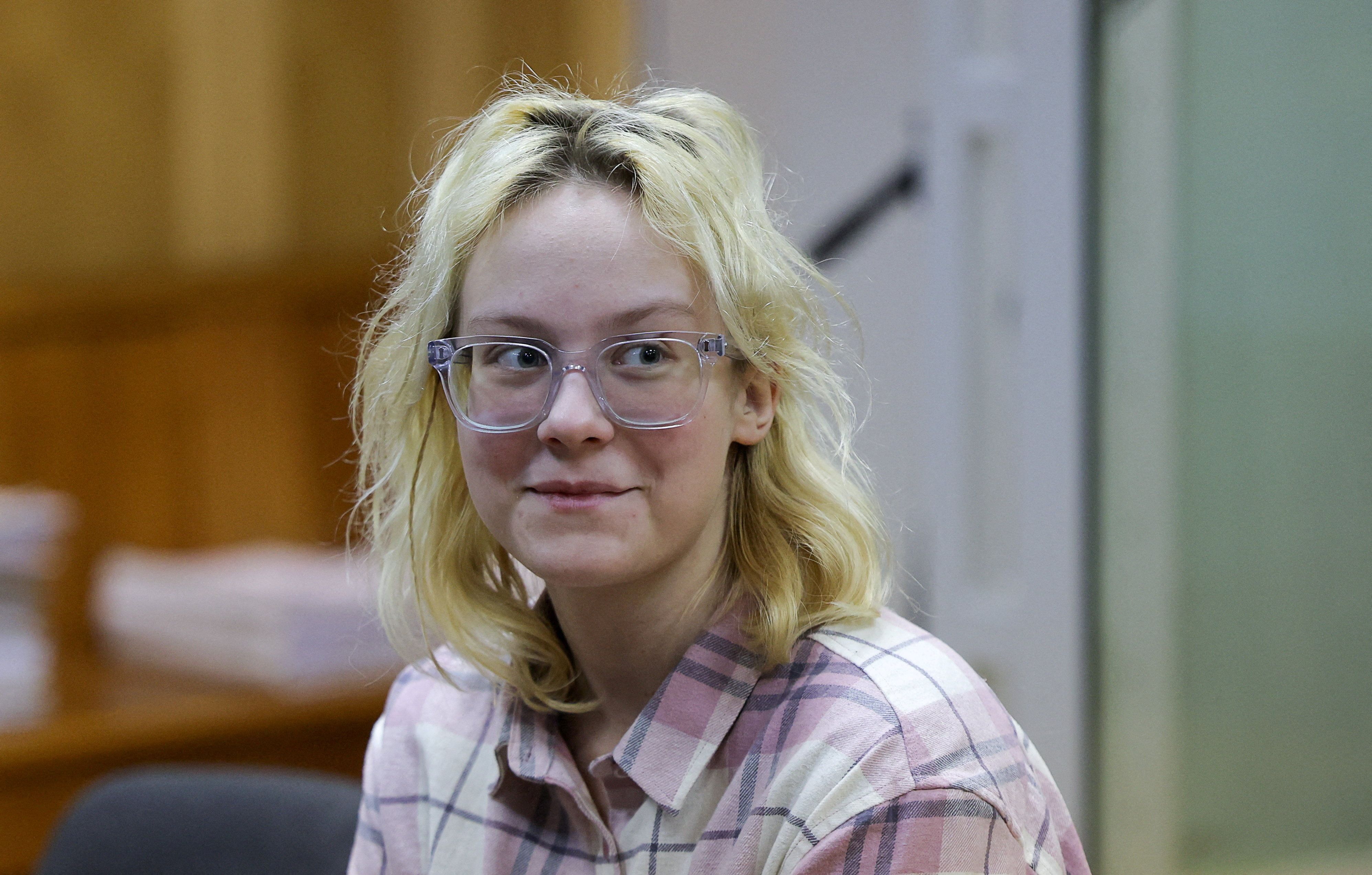 Cantora russa Diana Loginova em tribunal em São Petersburgo, na Rússia