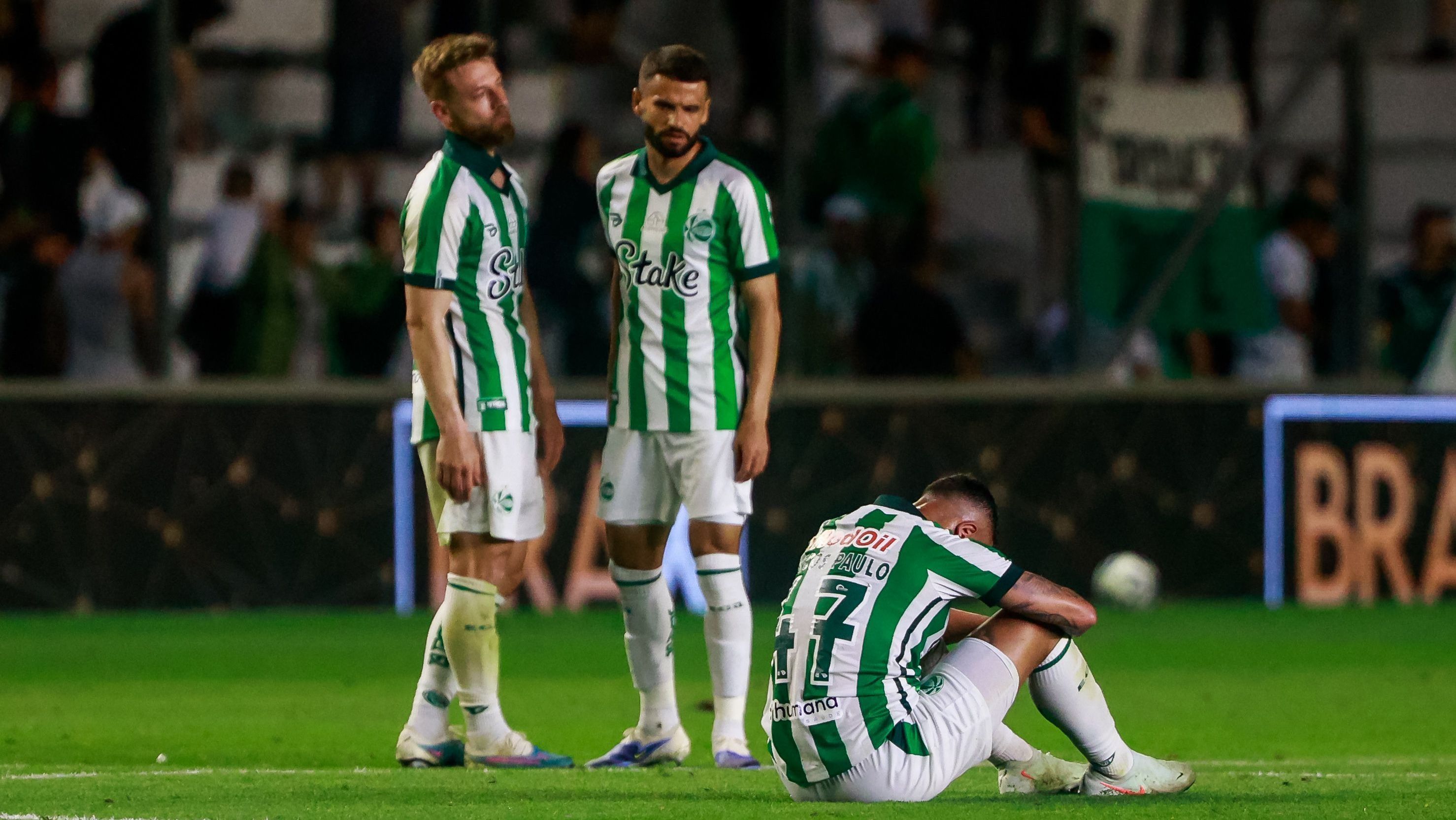 Jogadores do Juventude lamentando o empate para o Bahia no Brasileirão
