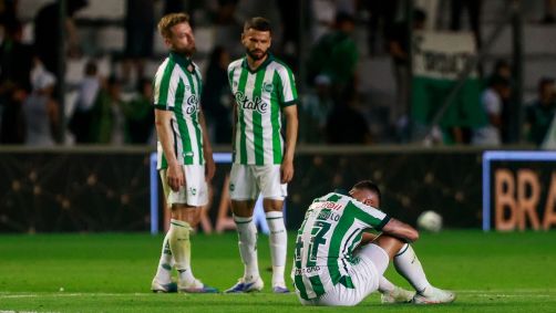 Jogadores do Juventude lamentando o empate para o Bahia no Brasileirão