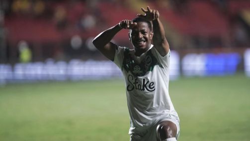 Ênio, do Juventude, comemorando seu gol diante do Sport, pelo Brasileirão