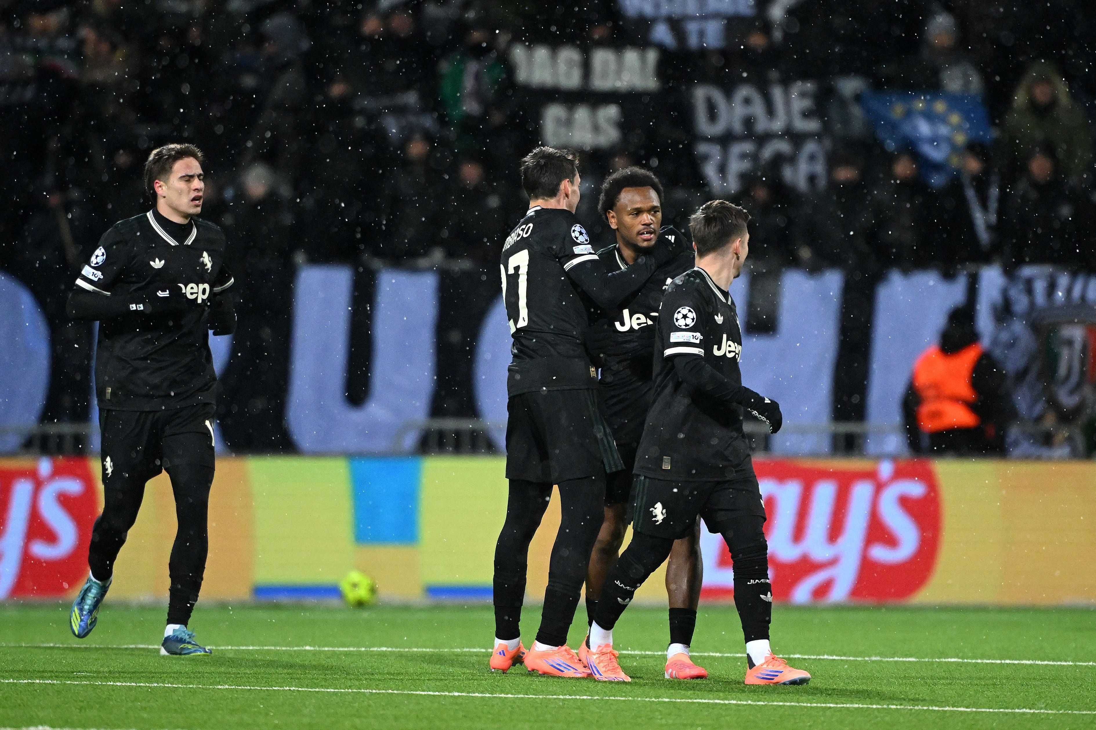 Jogadores da Juventus celebrando um dos gols marcados sobre o Bodo/Glimt, em jogo válido pela quinta rodada da Champions League