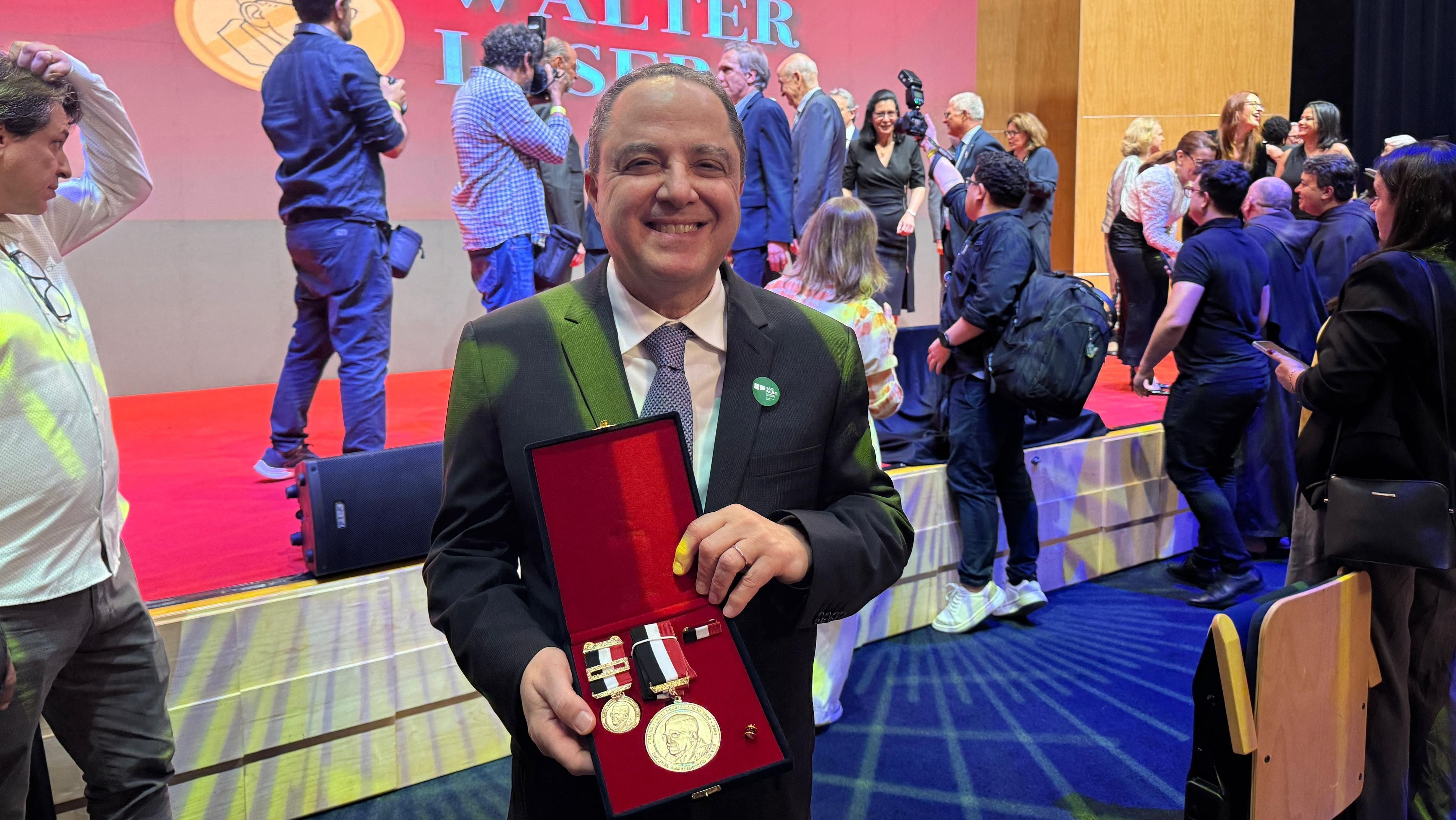 Dr. Roberto Kalil, apresentador do CNN Sinais Vitais, recebeu a Medalha Walter Leser