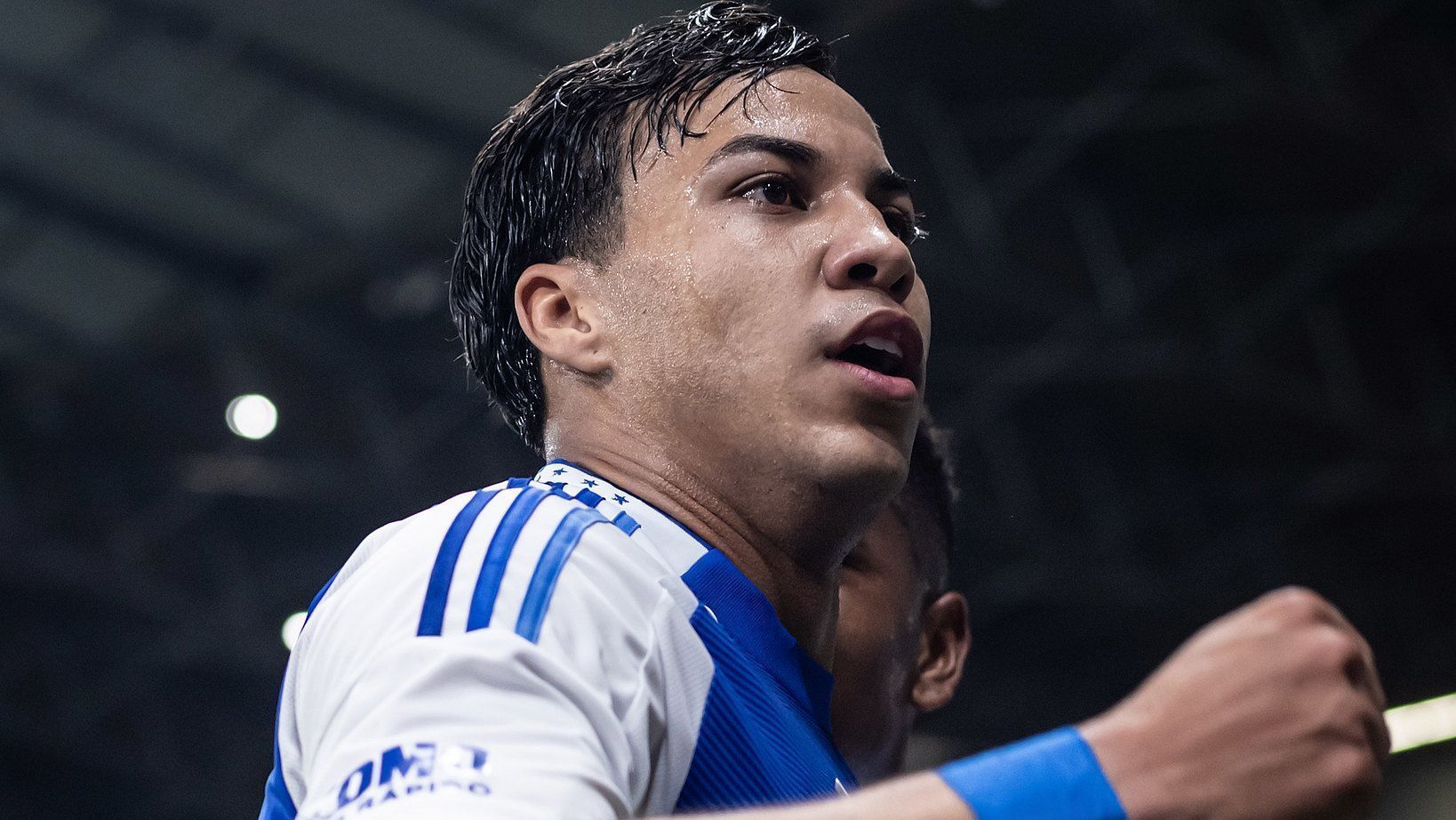 Kaio Jorge, atacante do Cruzeiro, comemorando seu gol contra o Corinthians