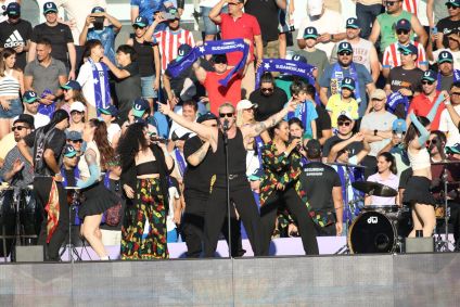 Kchiporros se apresenta durante o intervalo de Lanús x Atlético-MG