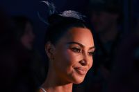 Kim Kardashian, Naomi Watts e mais vão à exibição de "Tudo é Justo" no Rio