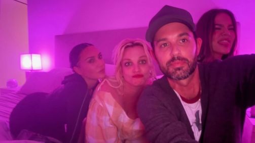 Kim, Khloé, Britney Spears e Cade Hudson posam juntos