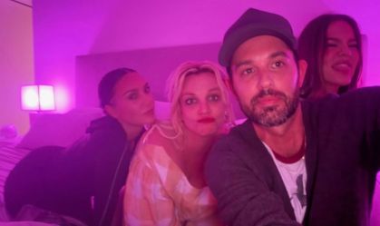 Kim, Khloé Kardashian e Britney Spears posam juntas na mesma cama; veja