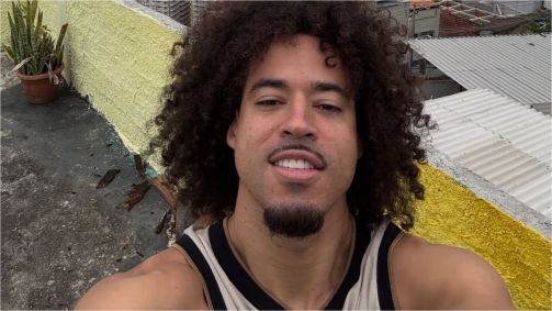 Lennon está dentro do set de gravação da novela Dona de Mim, em uma favela no Rio de Janeiro