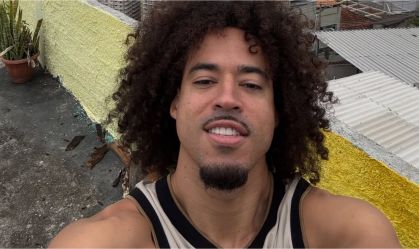 Lennon está dentro do set de gravação da novela Dona de Mim, em uma favela no Rio de Janeiro