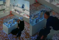 Vídeo: Com sorvete na mão, bandido rouba R$ 100 mil de joalheria em SP