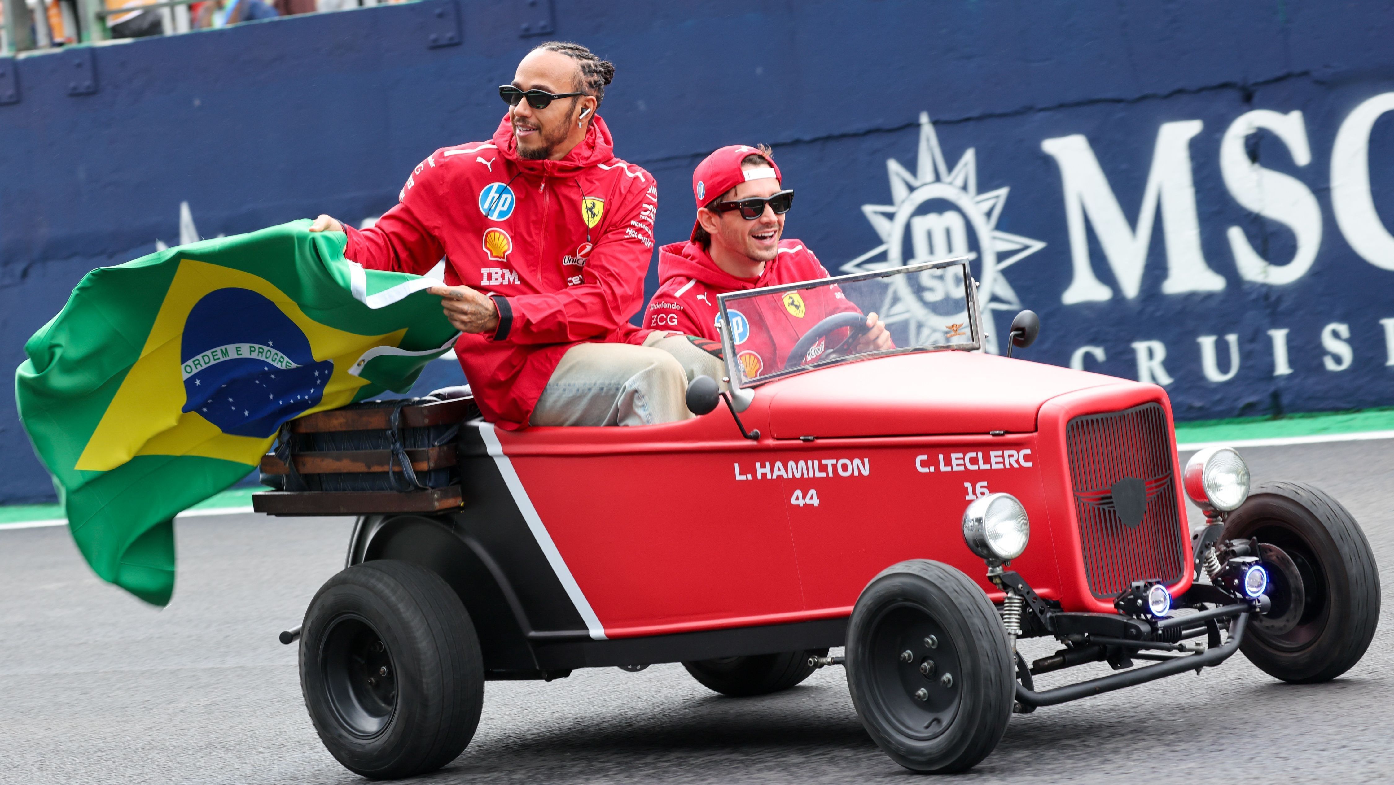 Charles Leclerc e Lewis Hamilton desfilam no Autódromo de Interlagos antes do GP de São Paulo