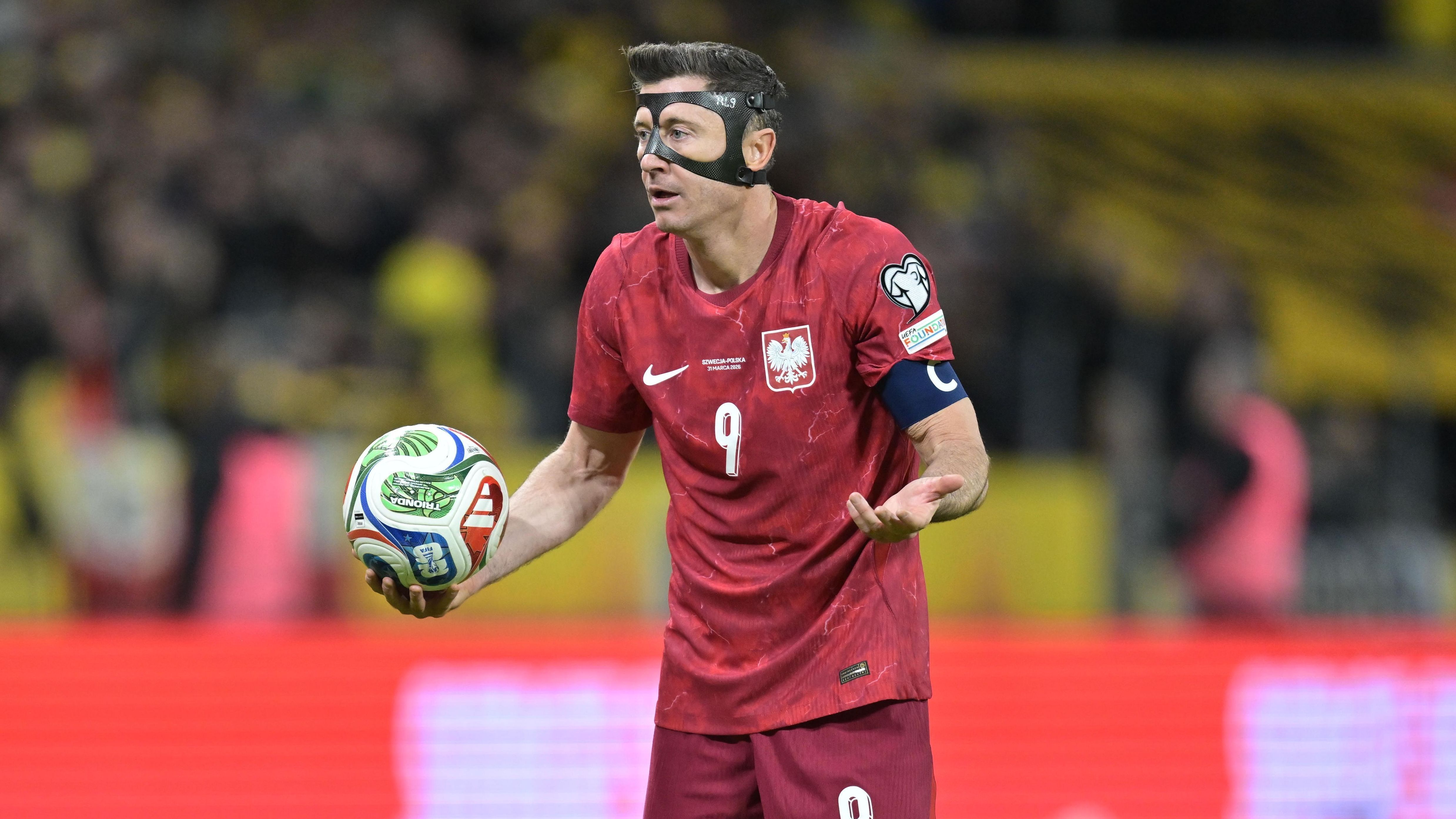 Lewandowski em ação pela Polônia no duelo da repescagem contra Suécia