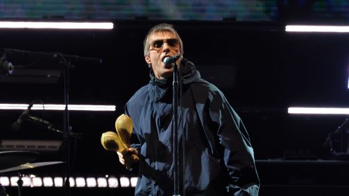 Liam Gallagher do Oasis canta no Rose Bawl Stadium pela "Oasis Live '25 World Tour"