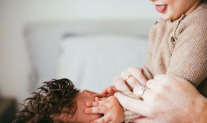 Licença-paternidade: entenda o que muda em novo projeto de lei