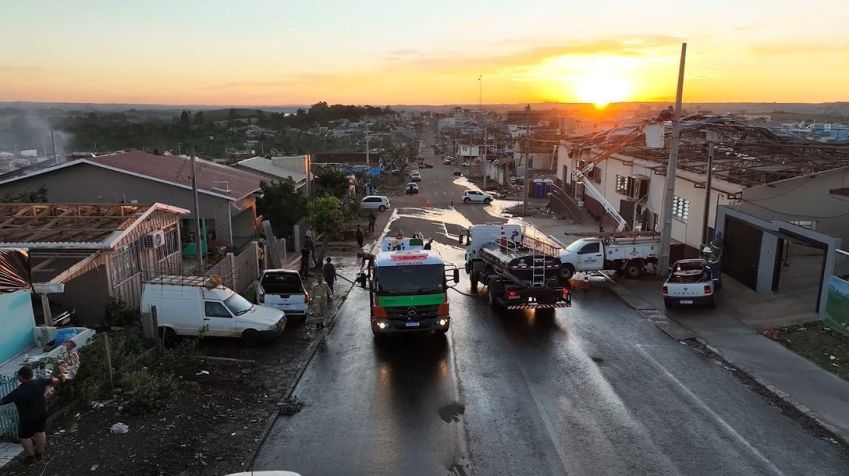 Imagem mostra limpeza com caminhão hidrojato • Divulgação/AEN