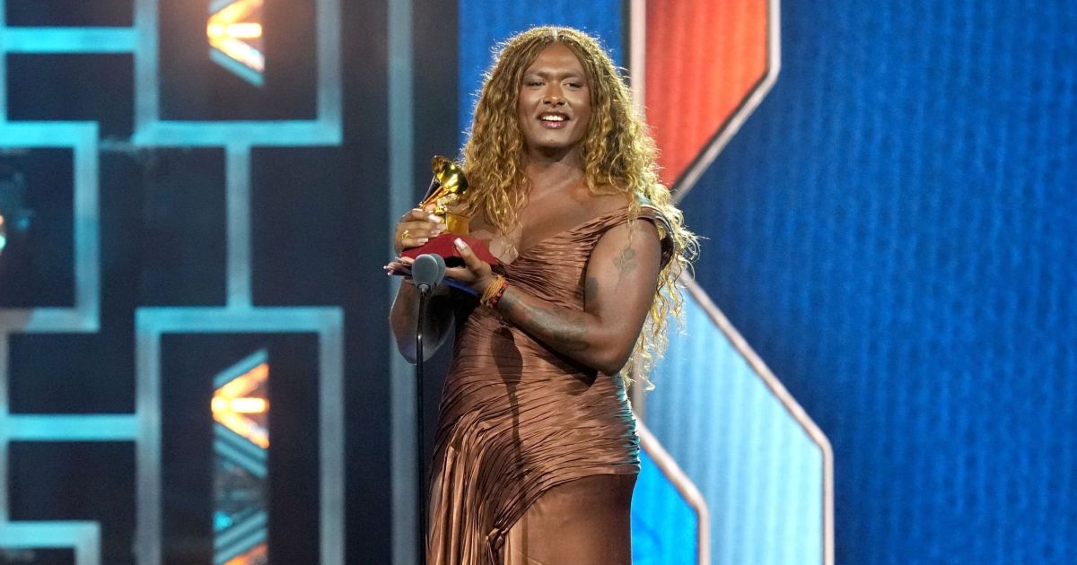 Liniker no Grammy Latino: "Difícil ser uma travesti compositora no Brasil"