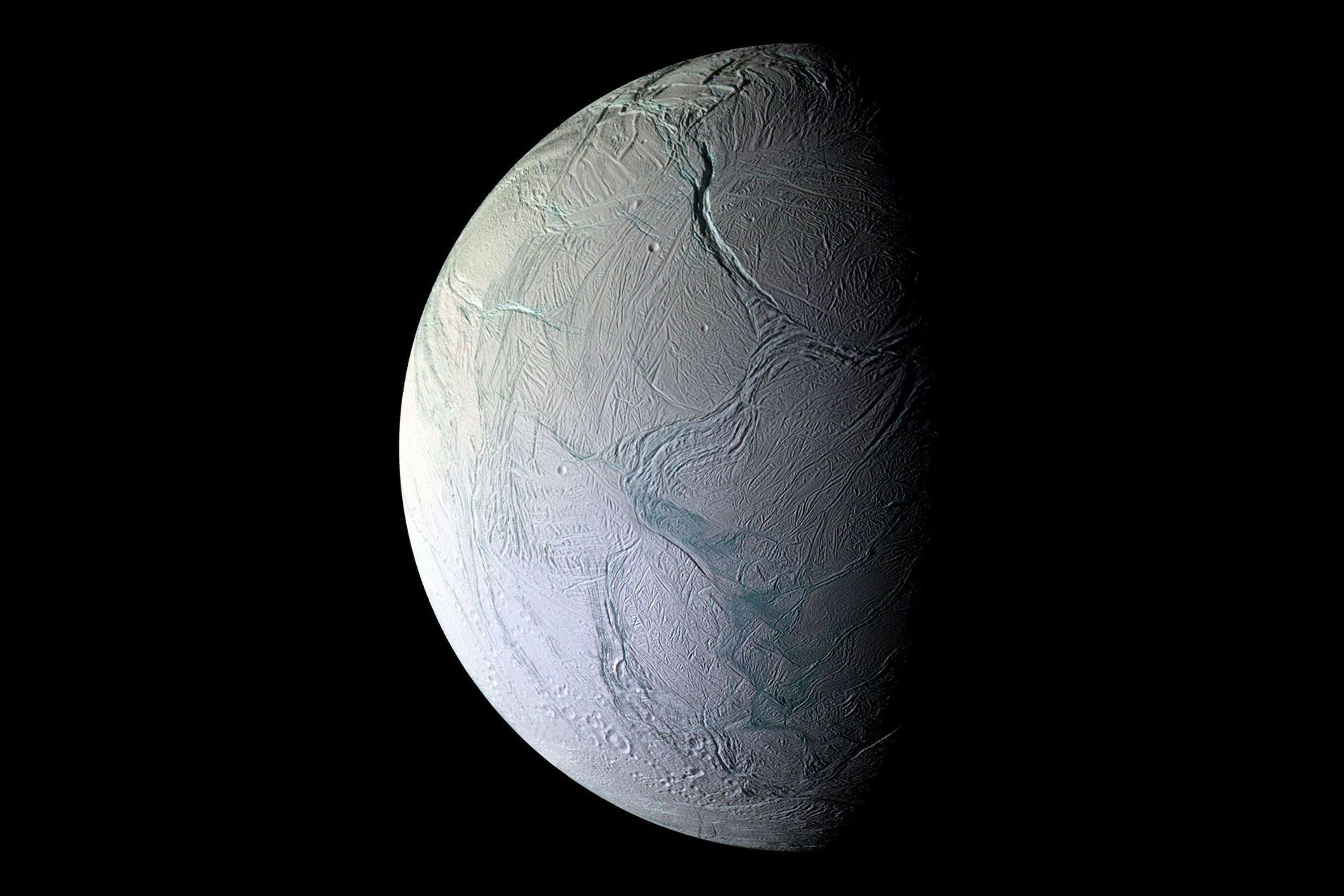A lua Encélado, de Saturno, pode ser menos hostil que os vulcões de lama das Marianas • NASA/JPL/Instituto de Ciências Espaciais/Reprodução