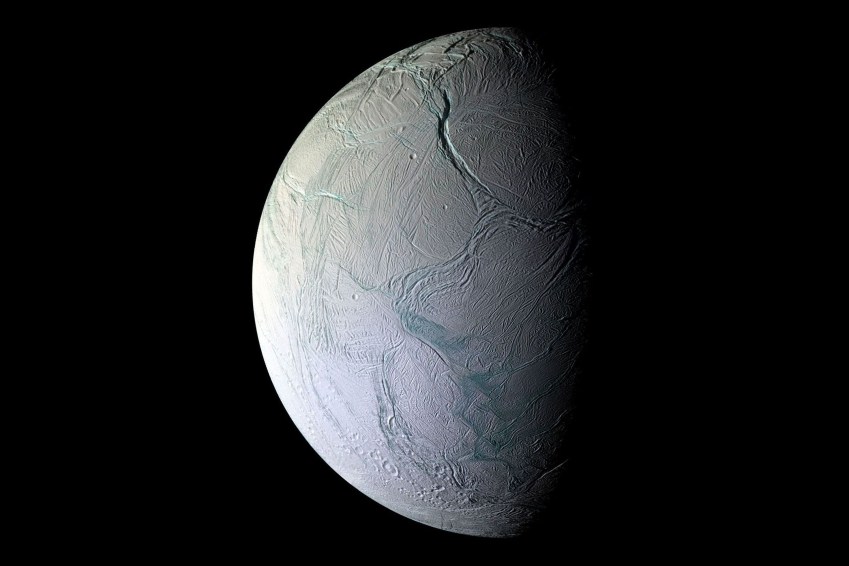 A lua Encélado, de Saturno, pode ser menos hostil que os vulcões de lama das Marianas • NASA/JPL/Instituto de Ciências Espaciais/Reprodução