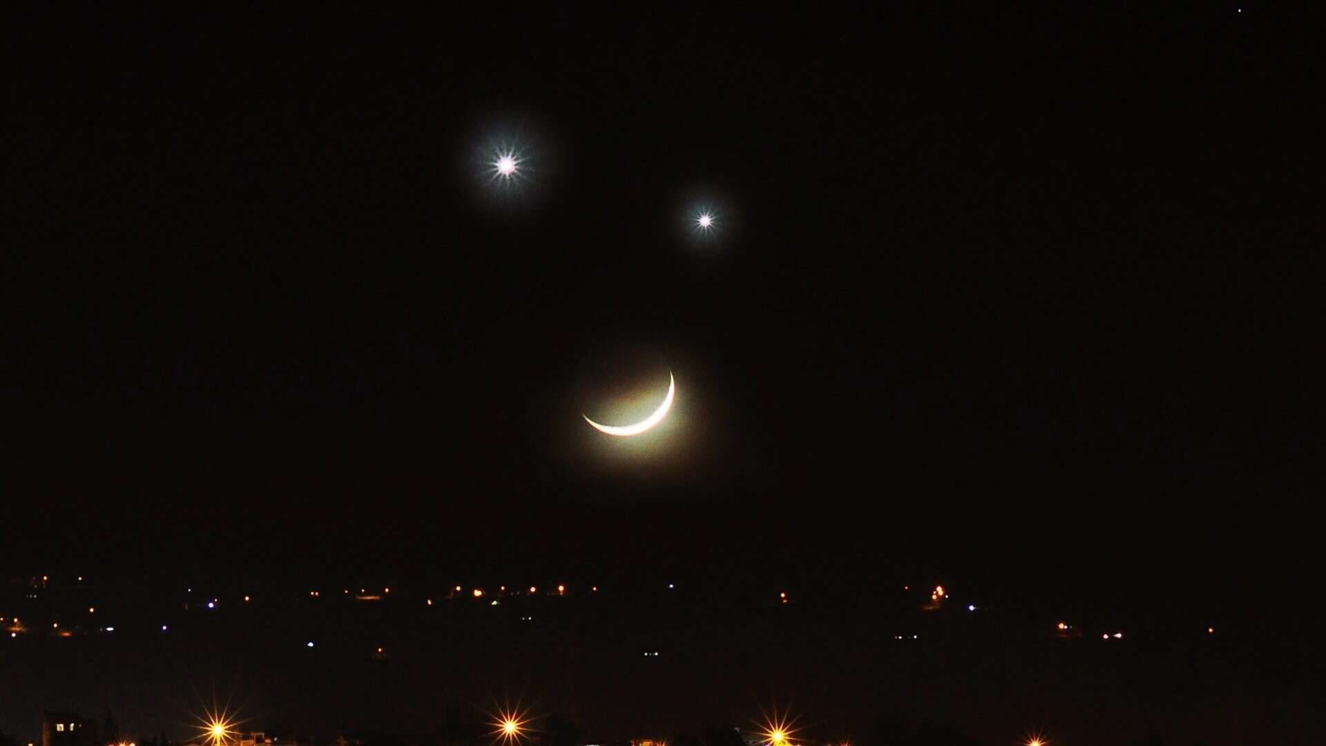 O espetáculo irá começar assim que o Sol se pôr, cerca de uma hora depois do satélite natural aparecer no céu um ponto amarelo aparecerá, Saturno
