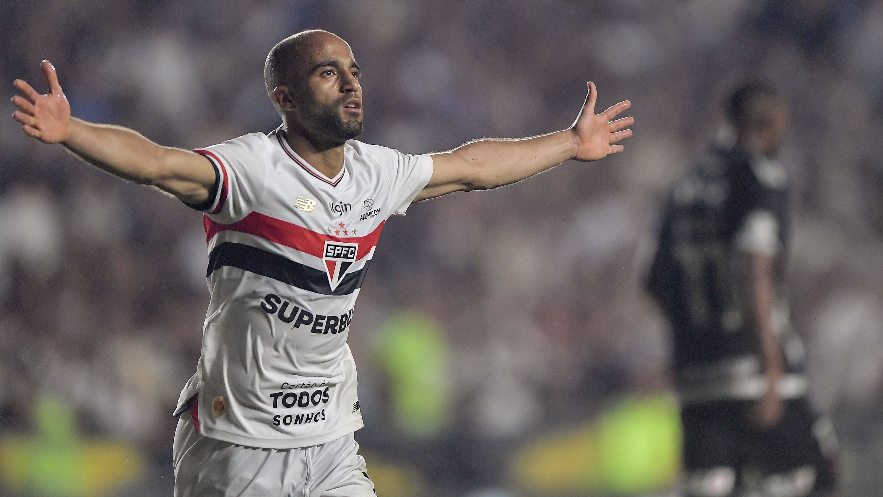 Lucas Moura comemora seu gol no duelo entre São Paulo e Vasco em São Januário