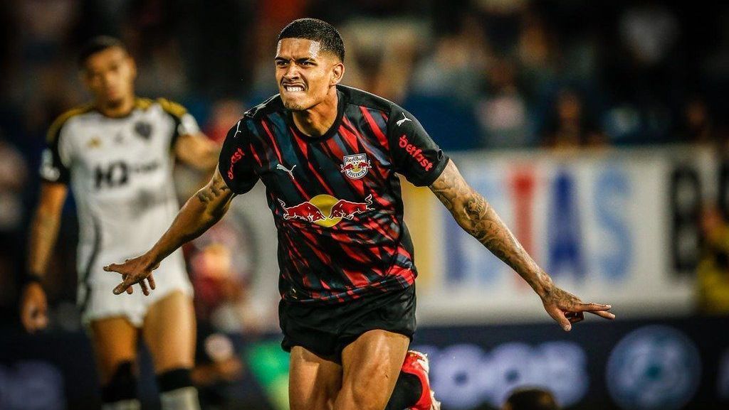 Lucas Barbosa, atacante do Red Bull Bragantino, celebrando seu gol sobre o Atlético-MG, pelo Brasileirão