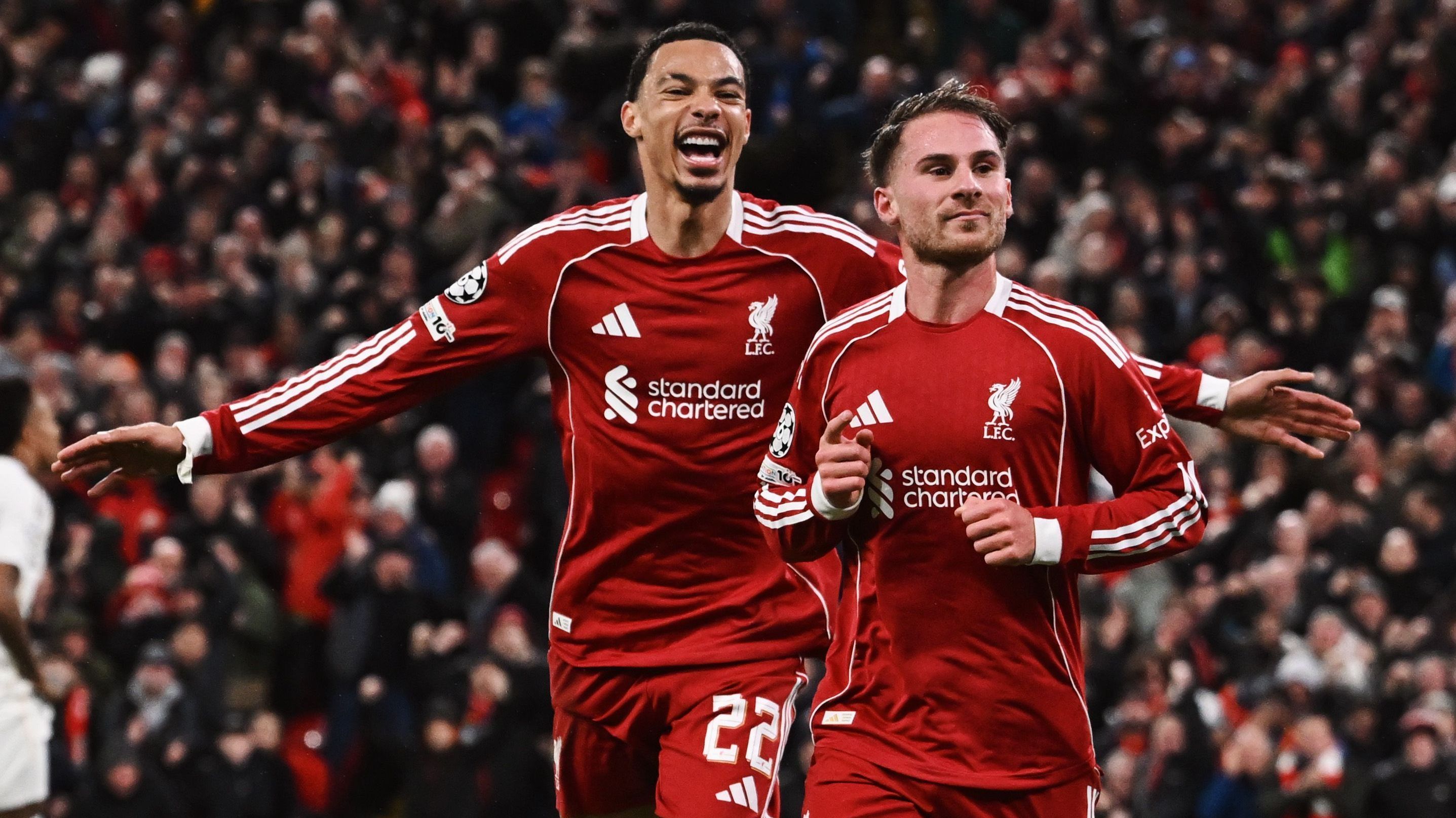 Alexis Mac Allister (na frente) e Hugo Ekitike comemorando o gol do Liverpool sobre o Real Madrid, pela Champions