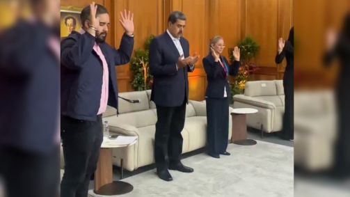 Ditador venezuelano Nicolás Maduro participou de um evento nomeado "Encontro de Oração pela Paz", nesta terça-feira (18), no Palácio de Miraflores, sede do governo, em Caracas.