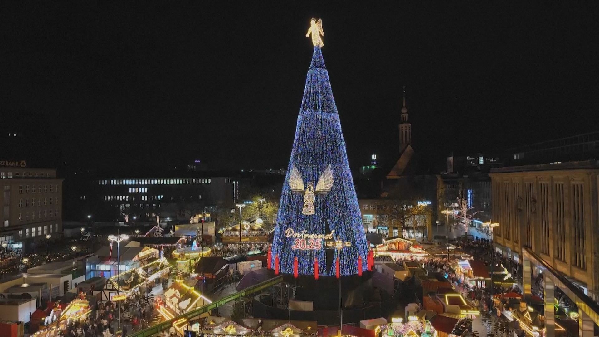Maior árvore de natal do mundo é acesa em cidade da Alemanha, marcando as festividades natalinas