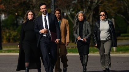 O prefeito eleito da cidade de Nova York, Zohran Mamdani, posa ao lado de membros de sua equipe de transição: a diretora executiva da transição, Elana Leopold, e as copresidentes da transição, Melanie Hartzog, Maria Torres-Springer e Grace Bonilla, chegam para uma coletiva de imprensa no Unisphere, no Flushing Meadows Corona Park, em 5 de novembro de 2025, no bairro do Queens, na cidade de Nova York.