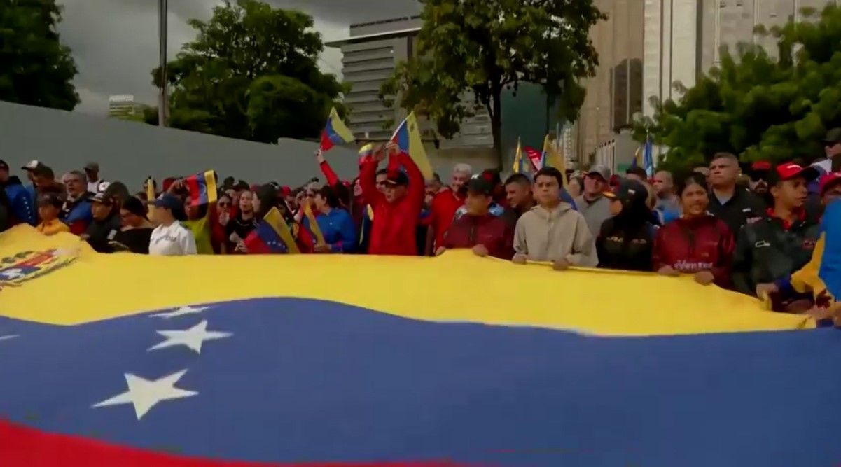 Apoiadores de Nicolás Maduro marcham na Venezuela contra a escalada militar dos Estados Unidos no país