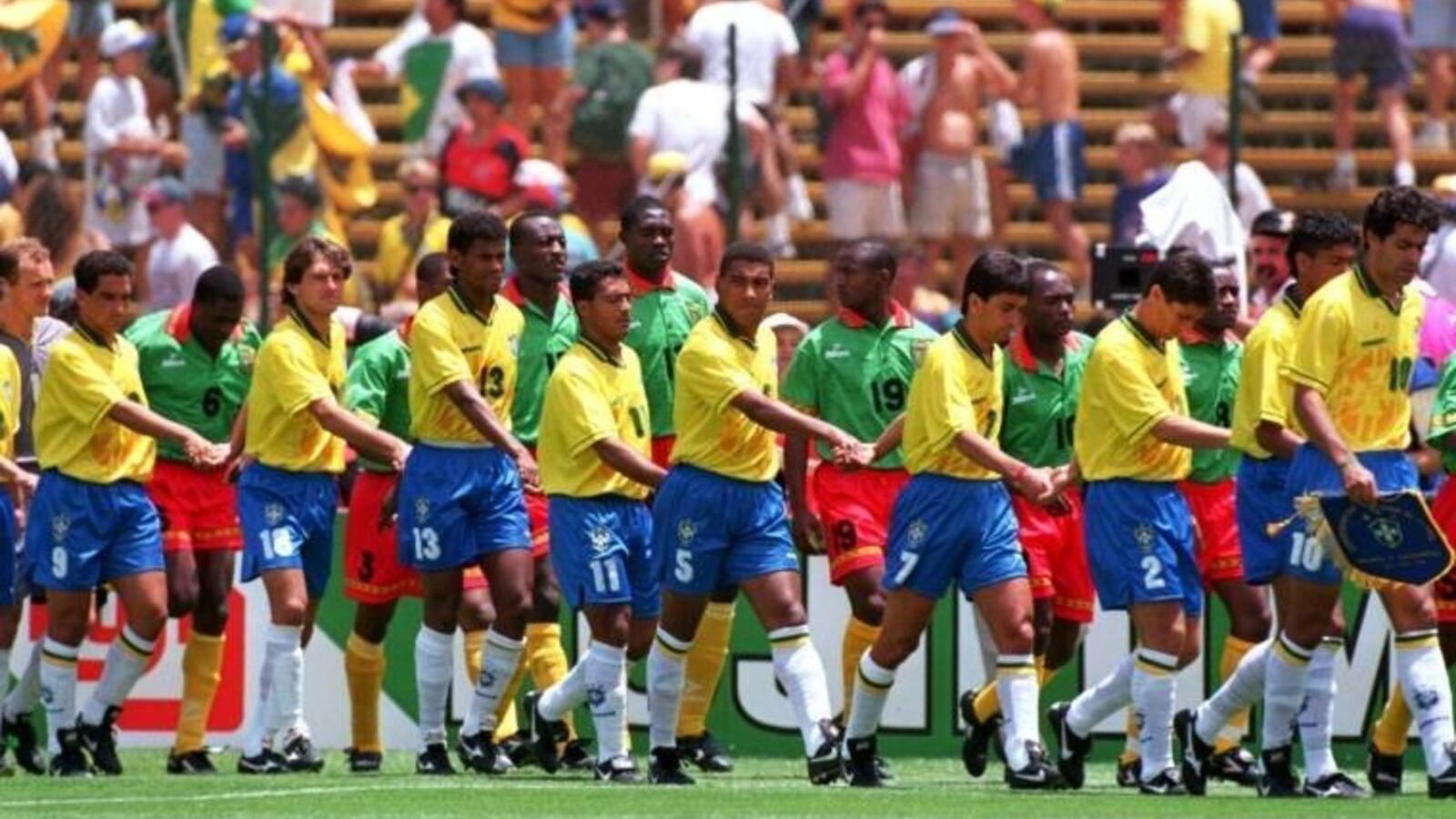 Jogadores entrando de mãos dadas em 1994