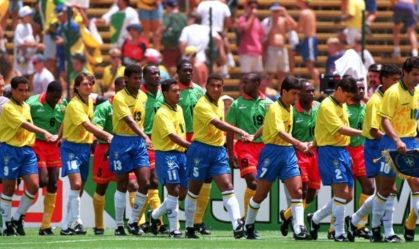 Jogadores entrando de mãos dadas em 1994