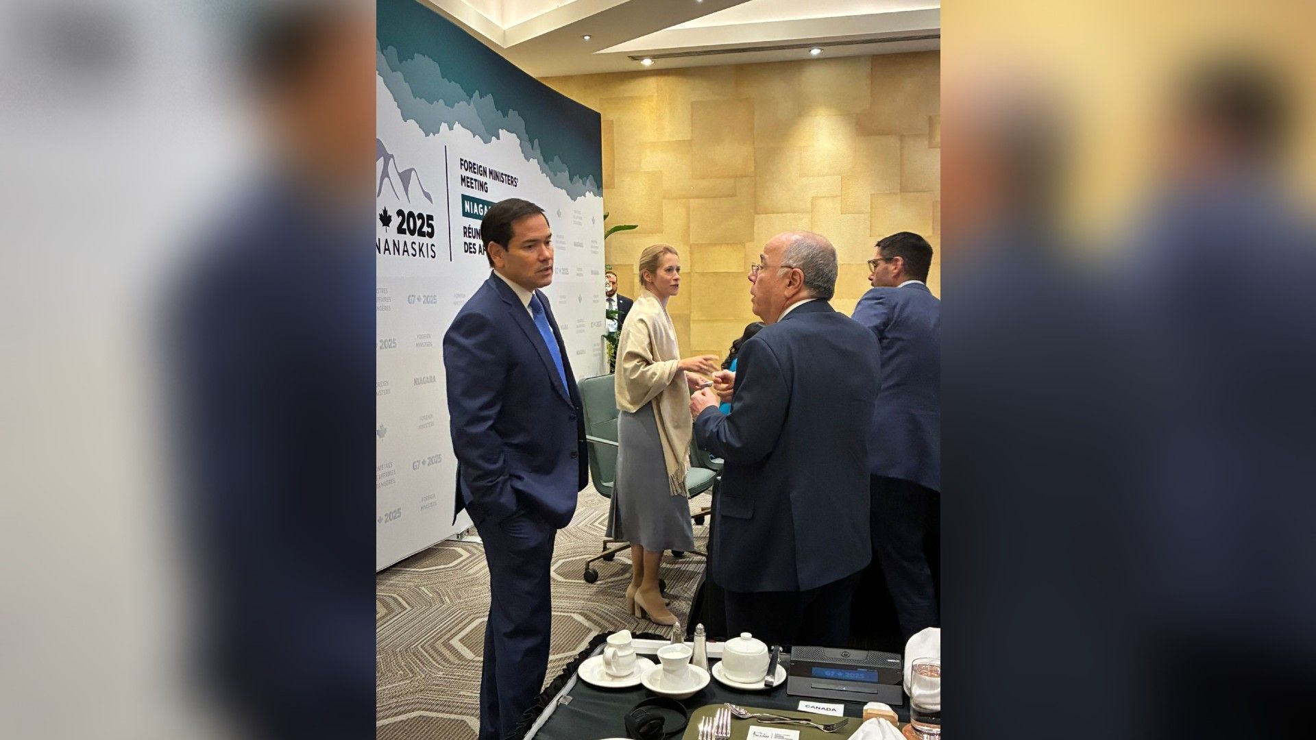Ministro das Relações Exteriores brasileiro, Mauro Vieira, e secretário de Estado americano, Marco Rubio, conversam em meio à reunião de chanceleres do G7, no Canadá, em 12 de novembro de 2025.