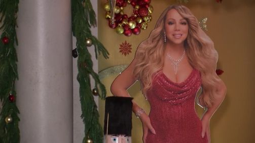 Mariah Carey levou decorações natalinas imersivas a bares em cidades dos EUA