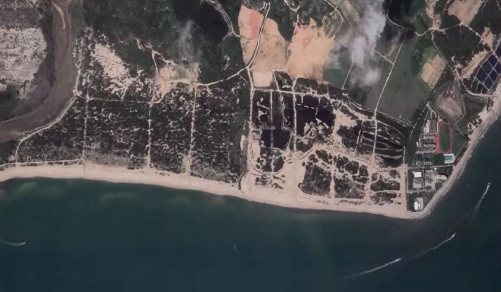Imagens de satélite mostram praia e navios • Planet Labs PBC/Reuters