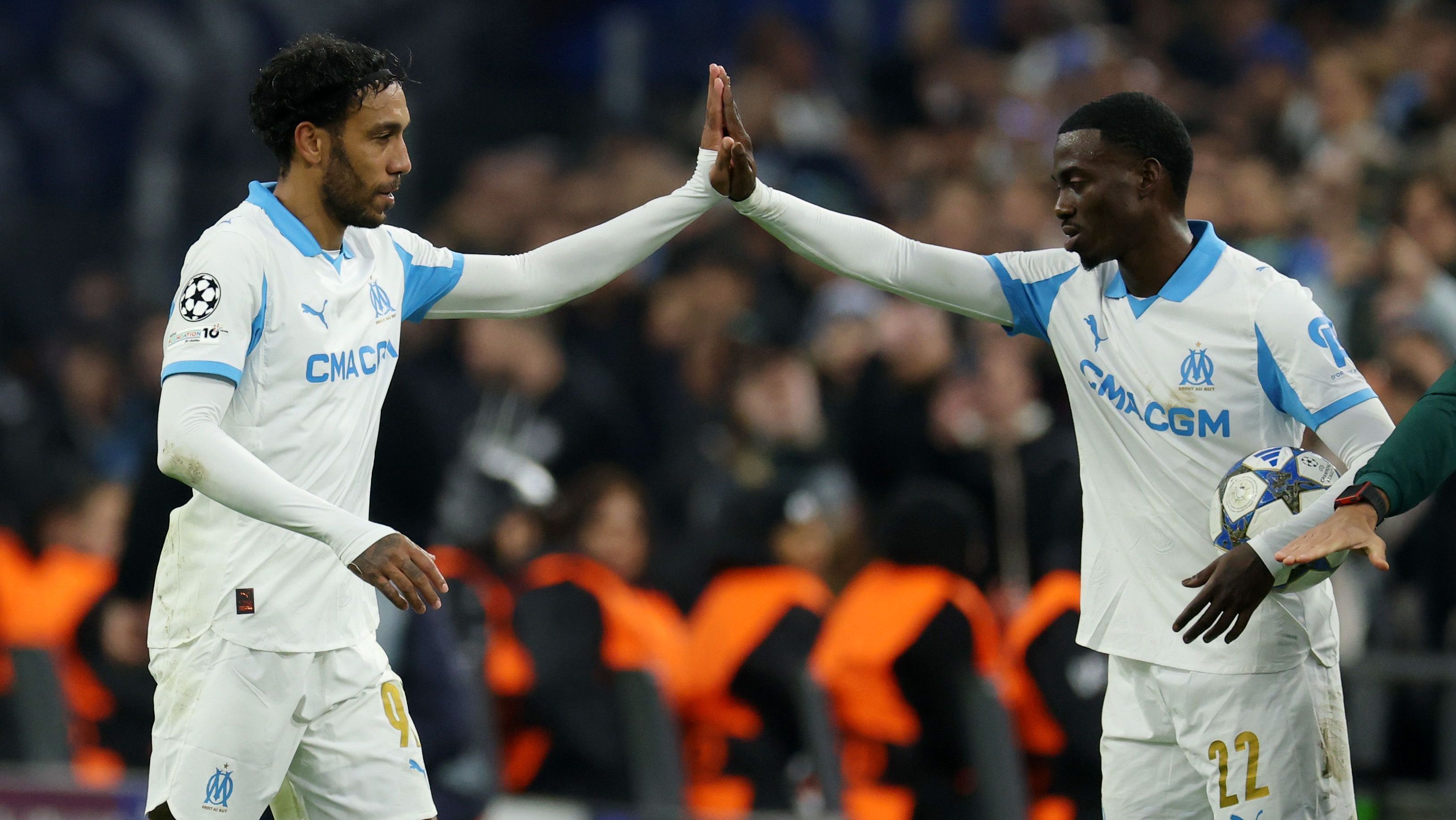 Pierre-Emerick Aubameyang (à esquerda) comemorando um dos seus gols contra o Newcastle pela Champions League