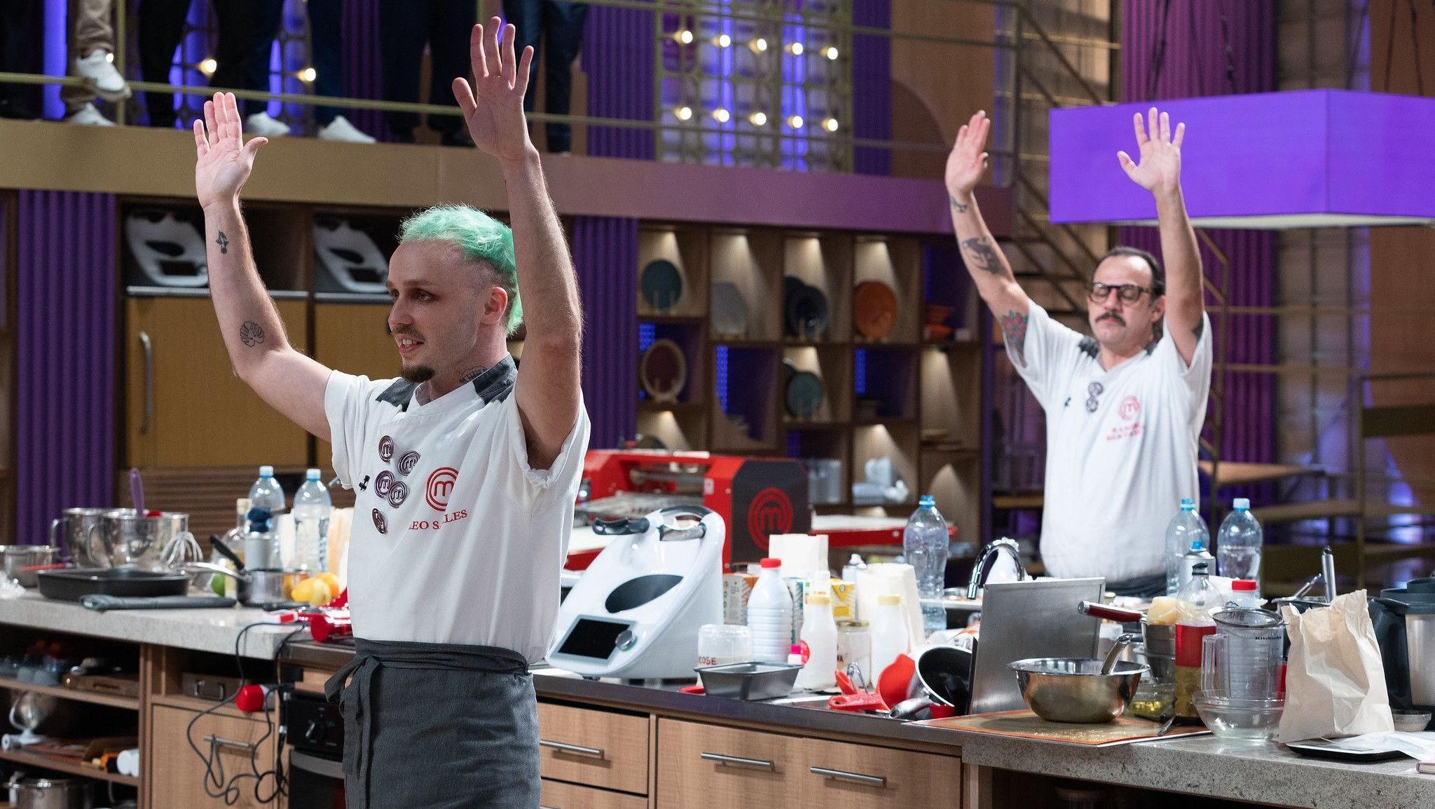 Leo Salles (à frente) e Ramiro Bertassin durante o episódio final da segunda temporada do "MasterChef Confeitaria" • Melissa Haidar/Band