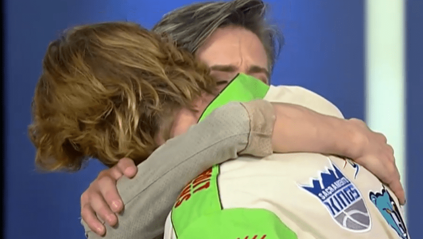 Fora de "A Fazenda 17", Matheus Martins não segura a emoção ao rever a mãe, Márcia • Reprodução/Record