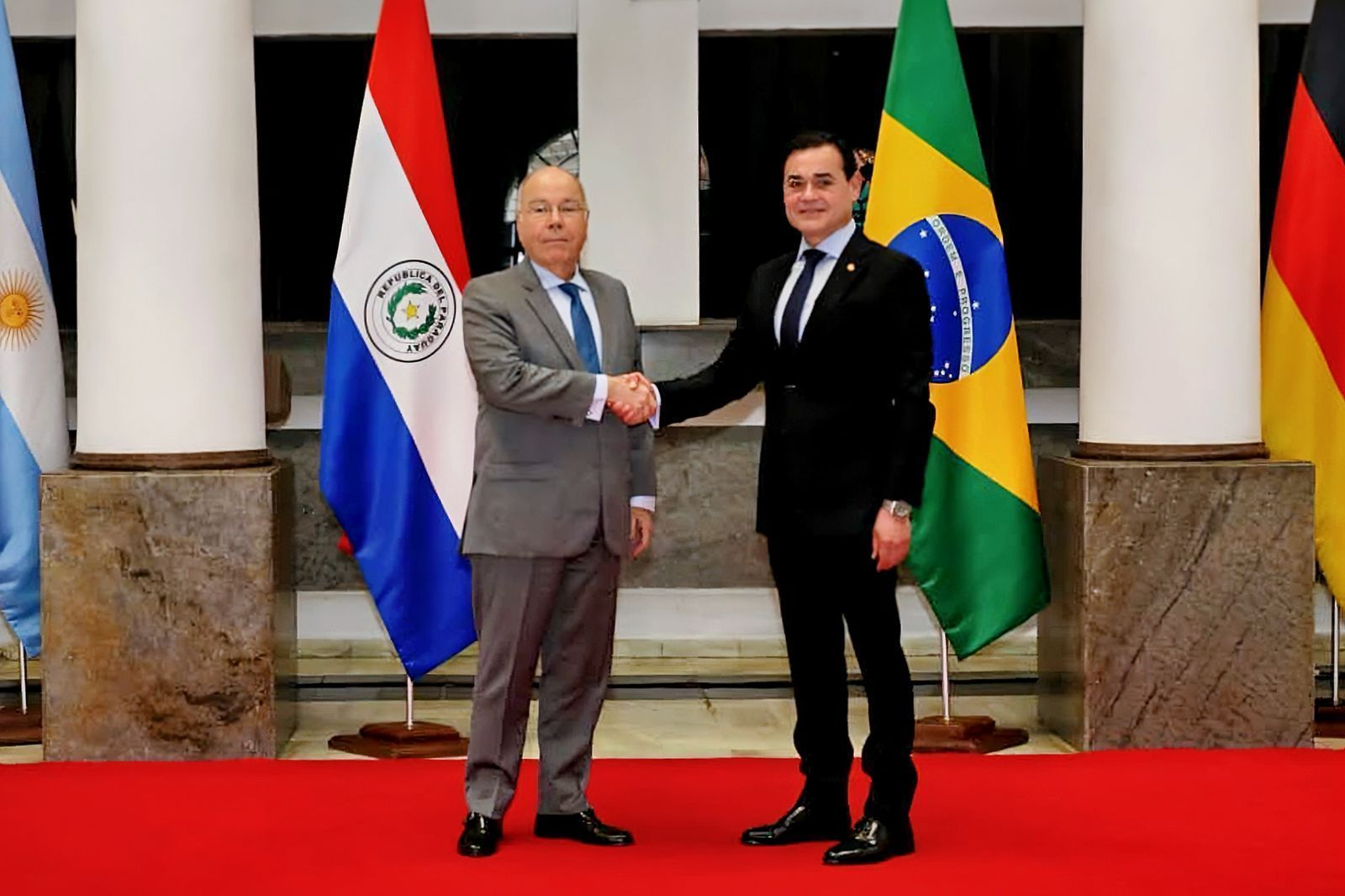 Mauro Vieira, ministro das Relações Exteriores do Brasil, entregou relatório sobre espionagem da Abin ao chanceler paraguaio, Rubén Ramírez Lezcano • Ministério das Relações Exteriores do Paraguai