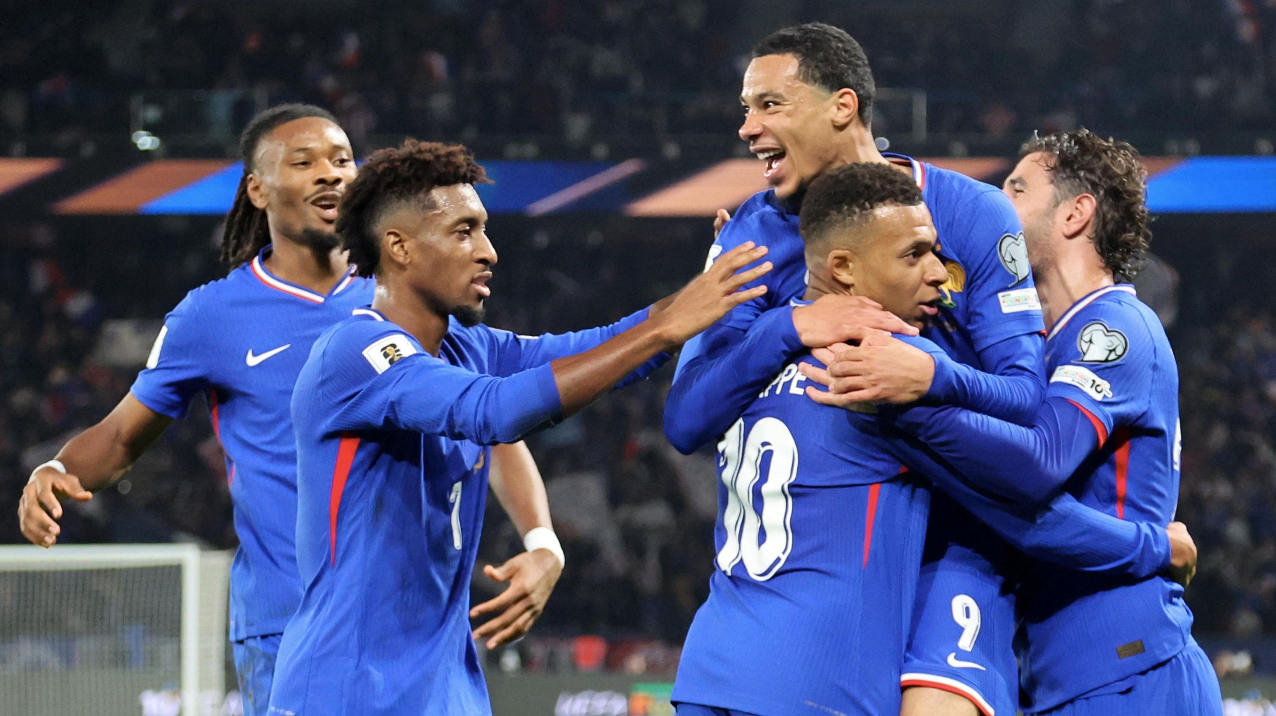 Jogadores da França comemoram gol contra o Azerbaijão